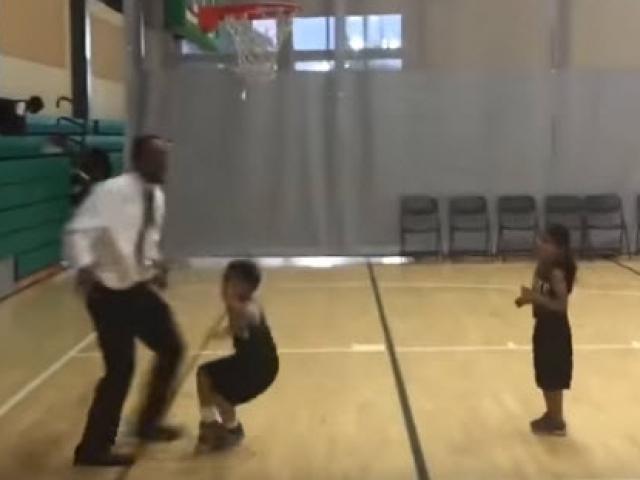 Thể thao - HLV phát rồ vì pha bóng "phản lưới" có 1 không 2