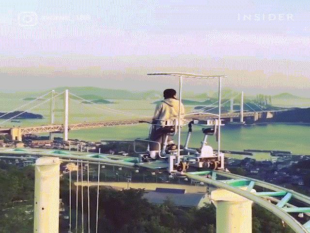 Du lịch - Hết hồn với trò đạp xe trên đường ray siêu tốc ở Nhật Bản