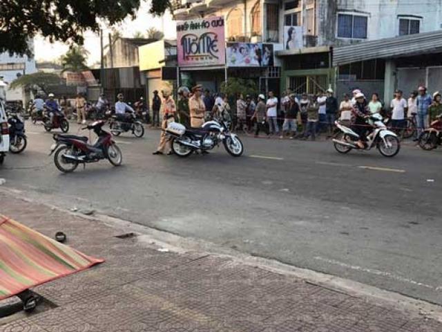 Tin tức trong ngày - Tá hỏa phát hiện đôi nam nữ ôm nhau chết trên vỉa hè