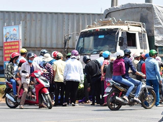 Tin tức trong ngày - Xe tải ủi xe máy gần 10m, 2 người thương vong