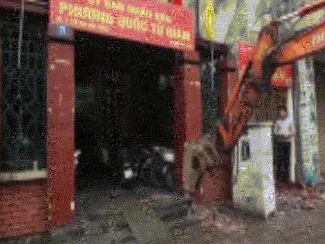 Tin tức trong ngày - Máy xúc đục bậc lên xuống trụ sở UBND phường chiếm vỉa hè Thủ đô