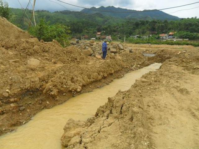 Tin tức trong ngày - Đập chứa chất thải trên núi bị vỡ, cá chết hàng loạt