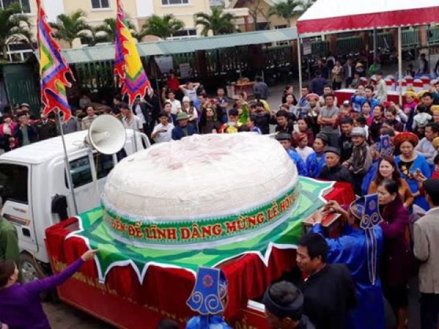 Tin tức trong ngày - Làm bánh dày nặng 2 tấn dâng vị thần “Một chân”