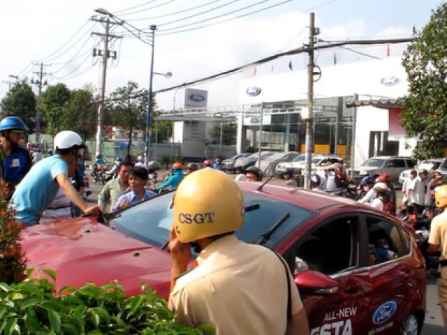 Tin tức trong ngày - Bảo vệ táy máy, ô tô vọt ra đường tông bị thương 2 người