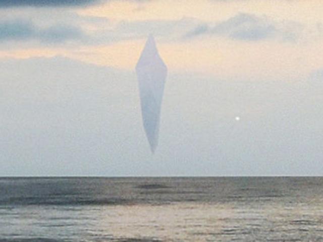 UFO hình kim cương xuất hiện trên biển rồi chui vào “cổng trời”