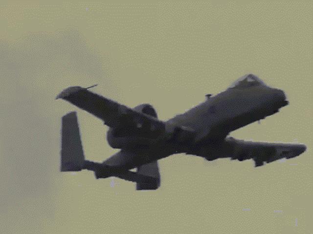 Thế giới - Xem "Lợn lòi" A-10 Mỹ diệt xe bọc thép bằng bom laser