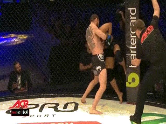 Thể thao - MMA: Võ sĩ gốc Việt bị xuống tay không thương tiếc