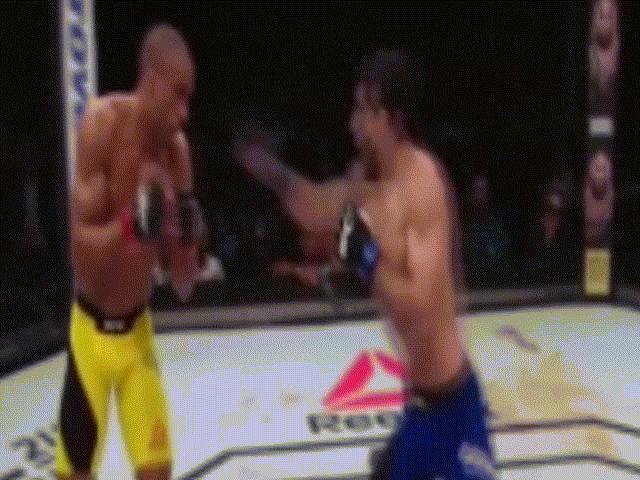 Thể thao - UFC: Bị đấm "chỗ hiểm", tung độc chiêu "tính sổ"