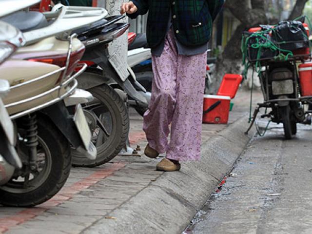 Tin tức trong ngày - Người Hà Nội “diễn xiếc” thăng bằng trên vỉa hè rộng hơn gang tay