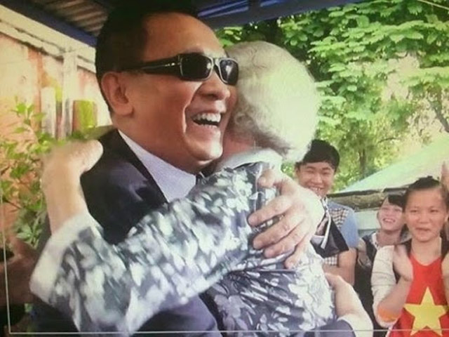 Giải trí - MC Lại Văn Sâm bối rối khi gặp "fan cứng" Ai là triệu phú