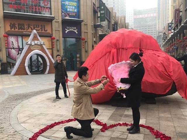 Bạn trẻ - Cuộc sống - Bạn gái nói "thích", chàng trai bỏ 3,5 tỷ mua thiên thạch cầu hôn