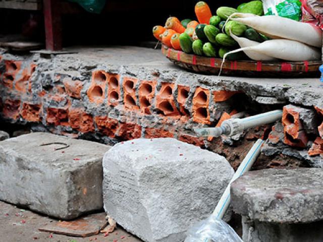 Tin tức trong ngày - HN: Lấn chiếm vỉa hè, nhiều bậc thềm bị "gặm" nham nhở