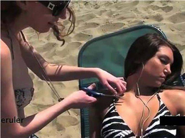 Tranh vui - "Gặp họa" khi ngủ mà lũ bạn "khốn nạn" còn thức