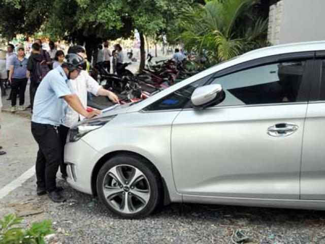 Tin tức trong ngày - Bị xử phạt đậu xe chiếm vỉa hè: Tài xế lý luận “cùn” với nữ chủ tịch phường