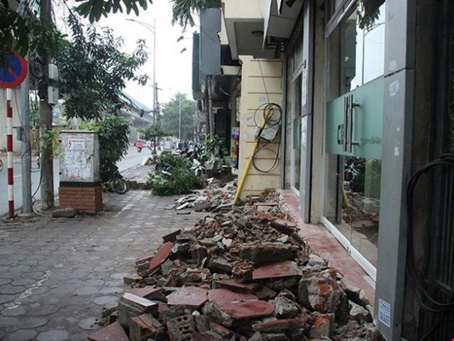 Tin tức trong ngày - Né không dẹp vỉa hè của ông này, ông kia?