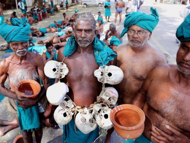 Thế giới - Đeo hộp sọ của bạn bè đã chết để biểu tình ở Ấn Độ