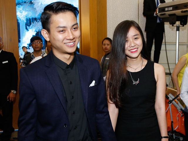 Ca nhạc - MTV - Hoài Lâm nắm tay bạn gái không rời tại đám cưới Mai Quốc Việt