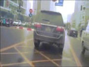 Tin tức trong ngày - Clip: Ô tô gắn biển xanh vi vu trên đường của xe buýt BRT