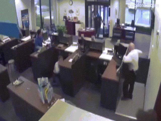 Cựu cảnh sát Mỹ bắn chết kẻ cướp ngân hàng như phim