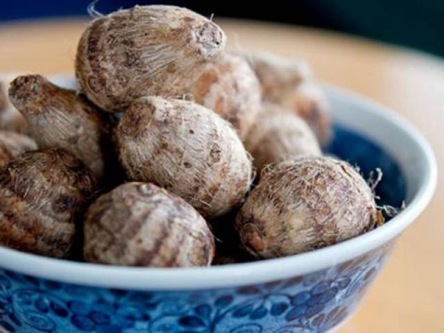 Ẩm thực - Mách mẹ mẹo gọt khoai sọ không bị ngứa tay