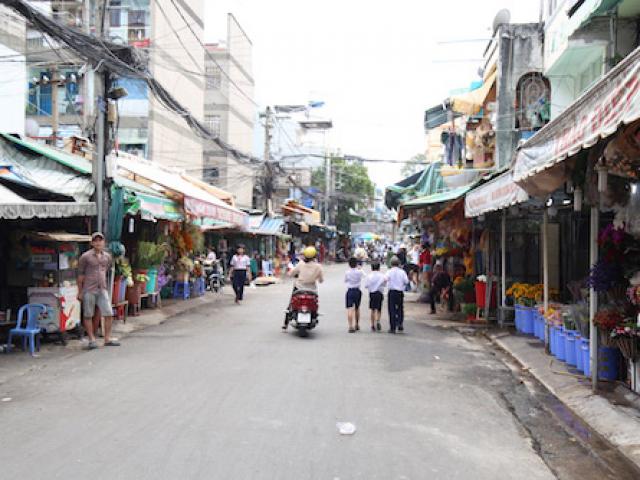 Tin tức trong ngày - Chợ hoa ở SG thông thoáng bất ngờ giữa "cuộc chiến" vỉa hè