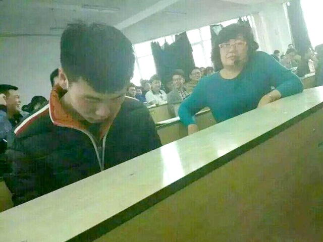 Bạn trẻ - Cuộc sống - Cô giáo ngồi cạnh, nam sinh vẫn chơi game "quên cả lối về"