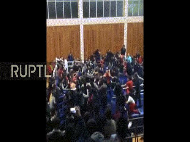 Thể thao - MMA: Chơi luật rừng, bị "40 anh em" lên xử hội đồng