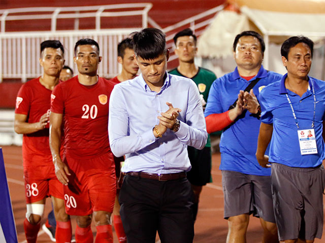 Bóng đá - Đụng "siêu nhân", sếp Công Vinh cúi đầu xin lỗi CĐV