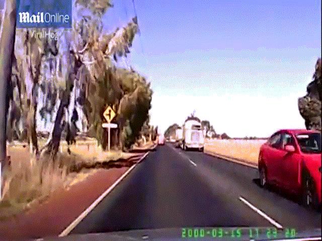 Cú né đuôi xe tải không tưởng của nữ tài xế Úc