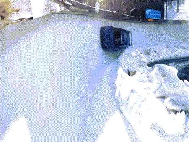 Phi thường - kỳ quặc - Dựng tóc gáy với màn chạy ô tô trong đường trượt tuyết