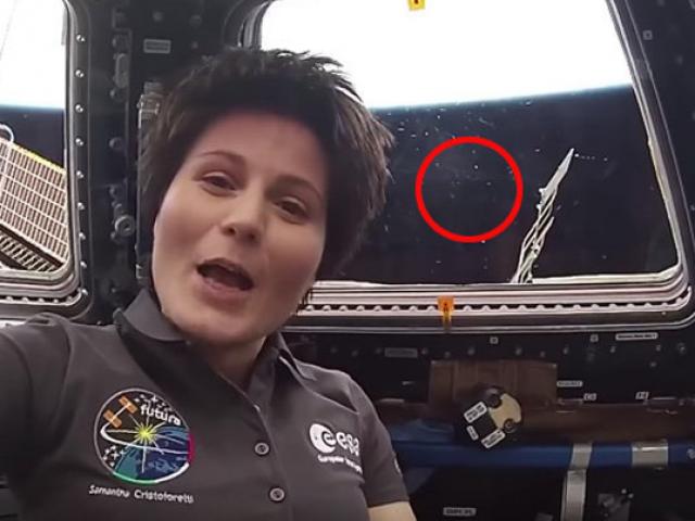 Người ngoài hành tinh phóng đĩa bay vèo qua trạm vũ trụ quốc tế?