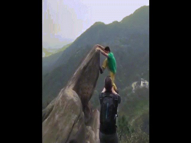 Bạn trẻ - Cuộc sống - Mải tạo dáng chụp ảnh "sống ảo", thanh niên rơi khỏi vách đá