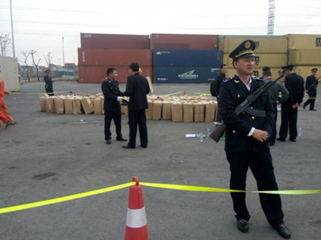 Pháp luật - Phát hiện 2 container nghi ma túy thảo mộc cực độc hại