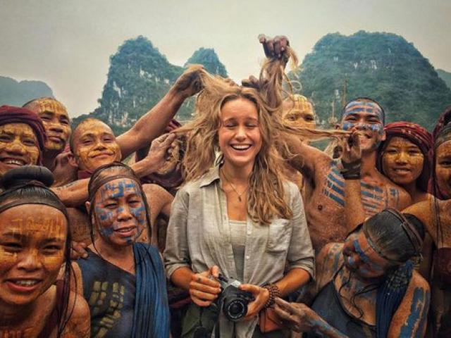 Phim - Phấn khích cảnh "thổ dân" Ninh Bình nghịch tóc gái Tây