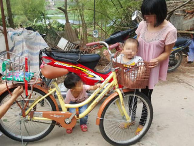 Tin tức trong ngày - Bé gái trần truồng đứng giữa trời rét được mẹ cho tới trường