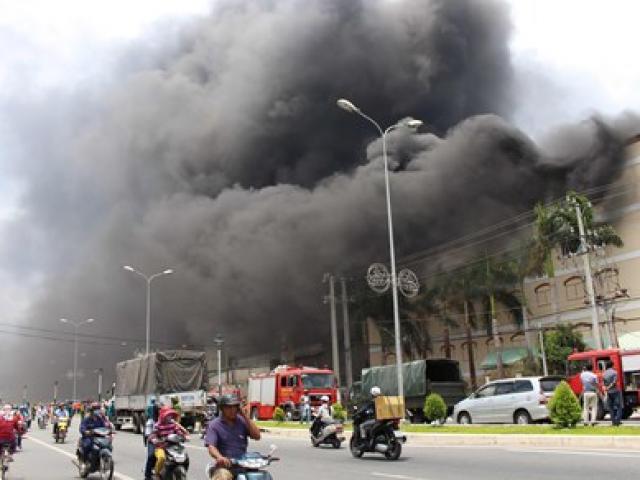 Hàng trăm cảnh sát dập đám cháy dữ dội ở Cần Thơ