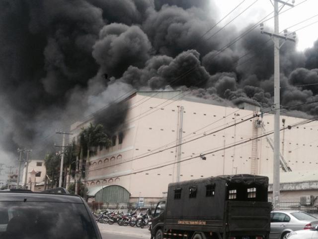 Cháy ở Cần Thơ: 1.000 người đang gồng mình dập lửa