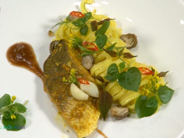 Ẩm thực - Dân dã cá chẽm nướng mắm ruốc và mì Quảng xào