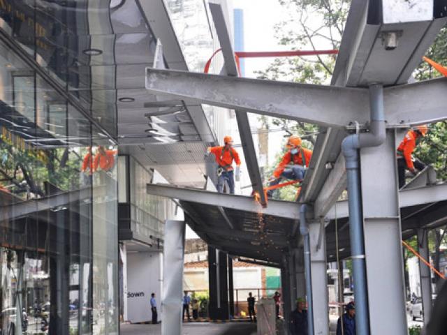 Tin tức trong ngày - Ông Hải quyết dỡ mái che "khủng" của tòa nhà Saigon Centre chiếm vỉa hè