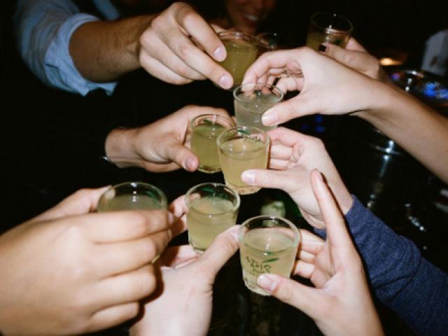 Thị trường - Tiêu dùng - Rượu pha trộn nguy hại bán rẻ hơn nước lã