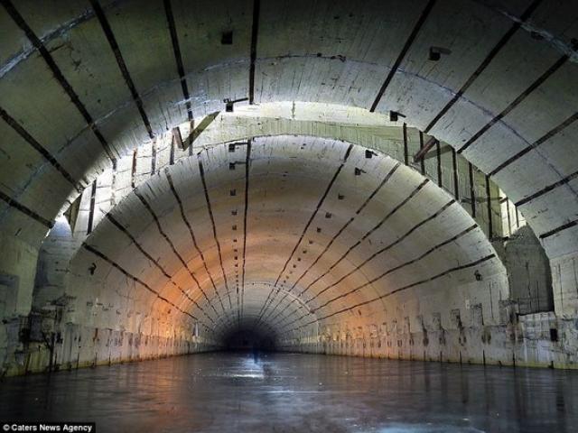 Bên trong hầm chống được hạt nhân chứa tàu ngầm Nga
