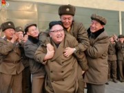 Thế giới - Người đàn ông dám &quot;trèo&quot; lên lưng Kim Jong-un là ai?