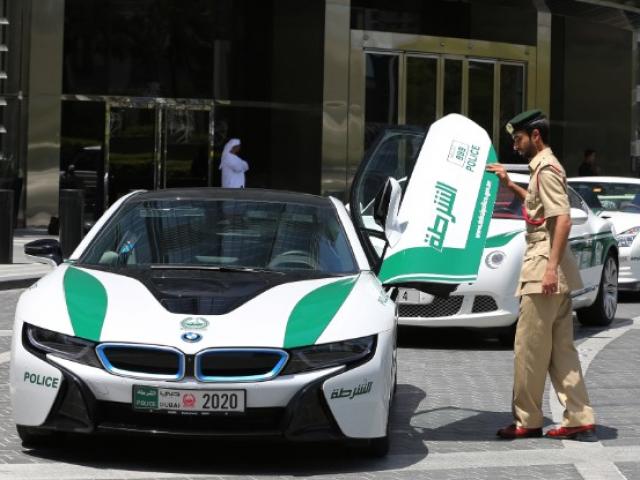 Ngợp với dàn siêu xe đắt nhất thế giới của cảnh sát Dubai