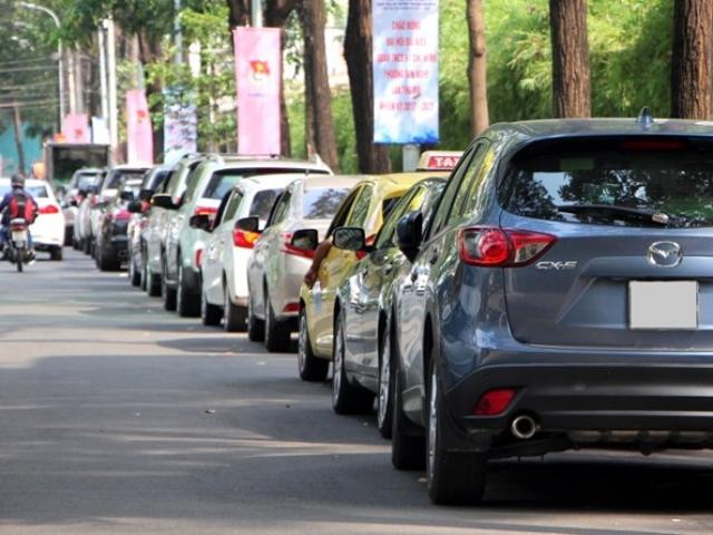 Tin tức trong ngày - Quận 1: Sợ bị cẩu về phường, hàng loạt xe hơi "lách luật" bằng đèn khẩn cấp