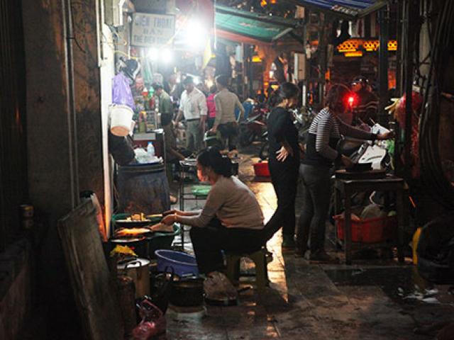 Tin tức trong ngày - Dân Thủ đô chưng bếp xào nấu, nướng thịt trên hè phố