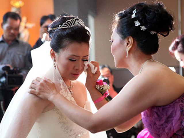 Bạn trẻ - Cuộc sống - Khóc cạn nước mắt vì nhà trai lên trao vàng nhưng chỉ trao cho chú rể