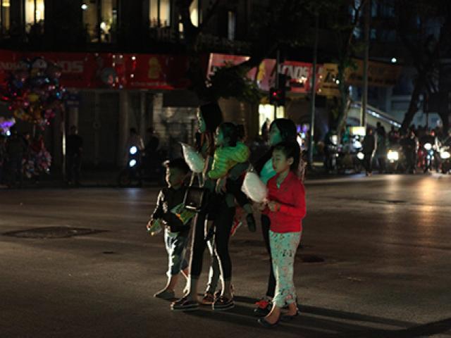 Tin tức trong ngày - Phố đi bộ Hà Nội chìm trong bóng tối 1 giờ