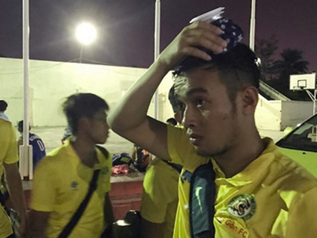 Bóng đá - Côn đồ Futsal: Cầu thủ chém nhau, HLV chửi trọng tài