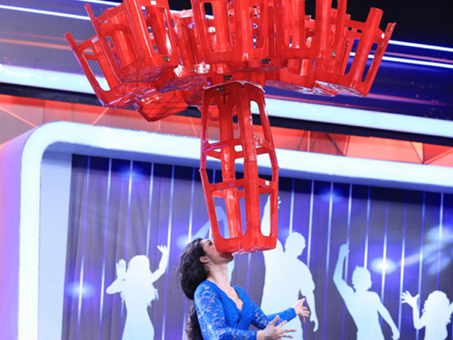 Phim - Trấn Thành thót tim vì màn dùng miệng nâng 20 chiếc ghế