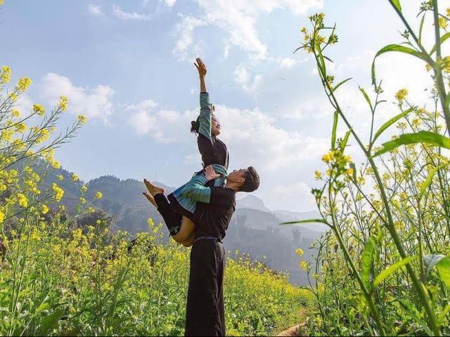 Du lịch - Cánh đồng hoa cải vàng "hút hồn" du khách ở Sa Pa